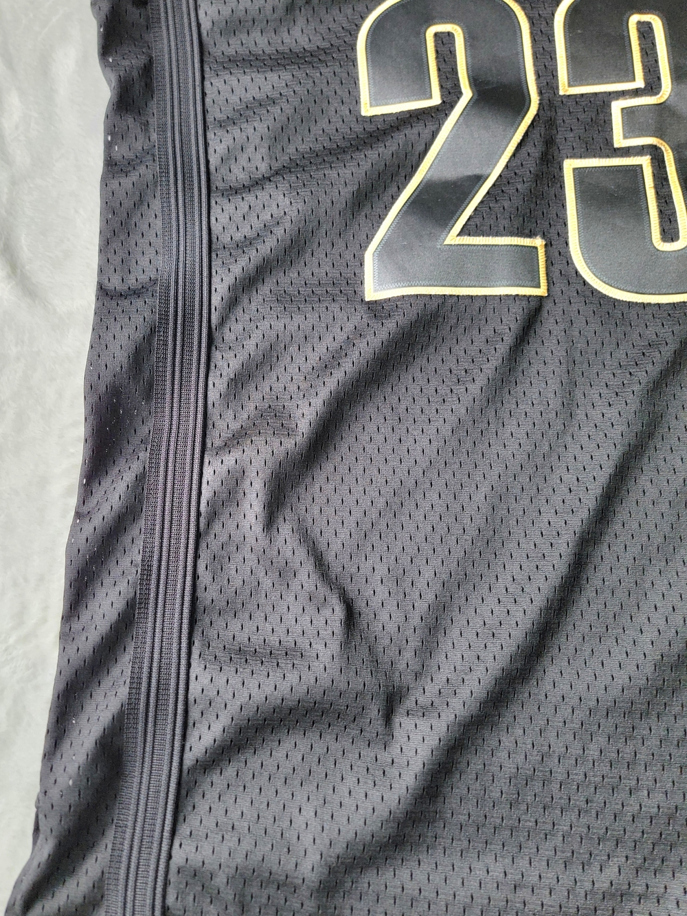 RARE ! Adidas CAVS Lebron JAMES #23 Black Gold Jersey - Picture 8 of 16